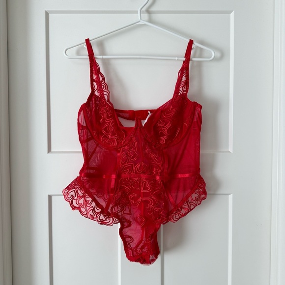 PRETTYLITTLETHING Red Heart Embroidered Lace Bodysuit - Picture 5 of 12